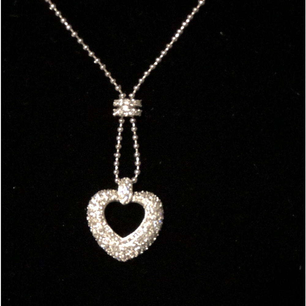 BEAUTIFUL HEART NECKLACE WITH WHITE STONE!